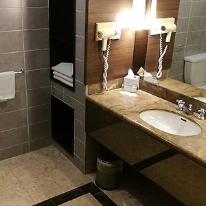 Deluxe Family Room with Pool View Free Pickup